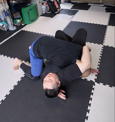 寝技をレクチャーしてるトレーナー👊